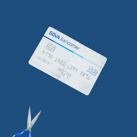 Tijeras recortando tarjeta de crédito a la mitad