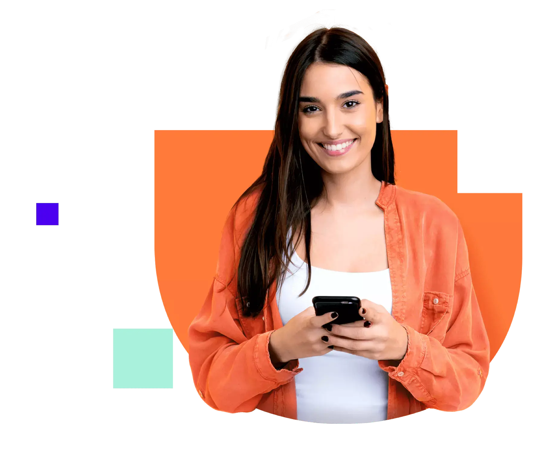 Mujer sonriendo cargando un celular con el fondo de DiDi detrás.