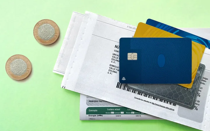 Estados de cuenta, tarjetas de crédito y monedas mexicanas