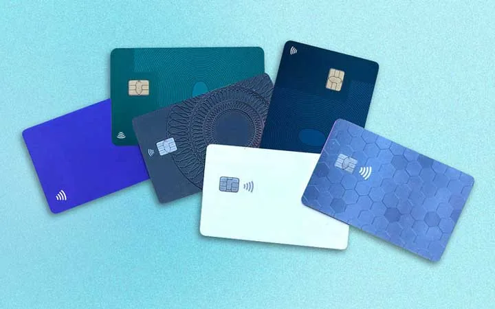 Varias tarjetas de crédito desplegadas en abanico